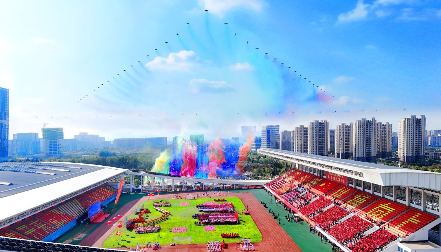 6开幕式现场彩烟升腾,七十架无人机翱翔天空.jpg