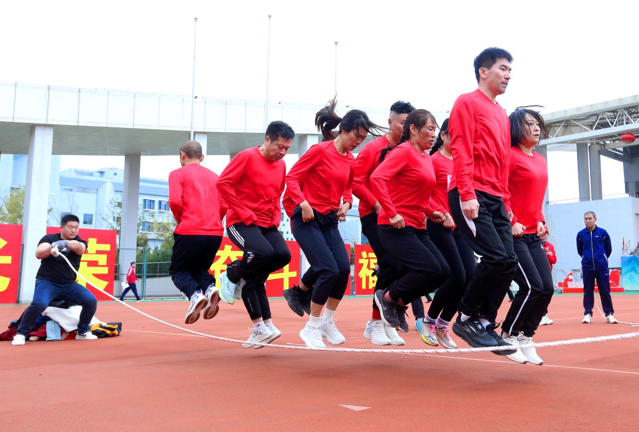 20齐心协力“跳大绳”.jpg